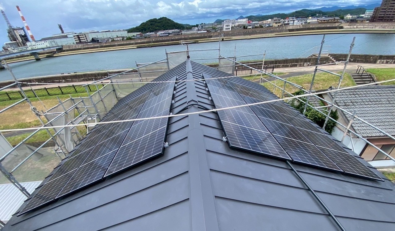 薩摩川内市N旅館様　太陽光発電 11.61kwシステム➕【ガルバ】金属縦葺き屋根へ葺き替え工事一式
